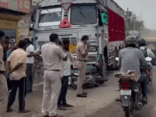 पुलिस ने ट्रक को जब्त कर लिया, जबकि उसका ड्राइवर मौके से फरार हो गया।