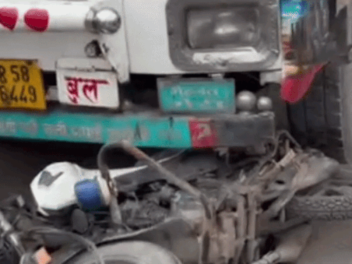 तेज स्पीड ट्रक ने बाइक को टक्कर मारी दी। हादसे बाद बाइक बंपर में फंस गई थी।