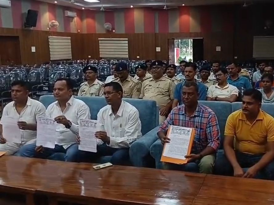 झारखंड पुलिस एसोसिएशन धनबाद ने कड़ा आक्रोश जताते हुए विधायक से 24 घंटे के भीतर सार्वजनिक रूप से माफी मांगने की मांग की है।