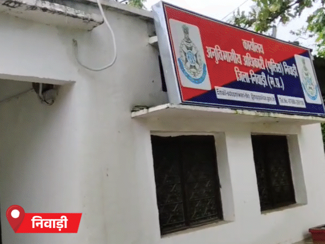 मध्यप्रदेश के निवाड़ी में बुधवार को तेज बारिश से कई इलाके डूब गए। पुलिस थाने में भी दो फीट तक पानी भर गया।