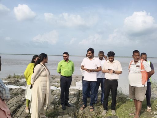 गोपालगंज के जिला पदाधिकारियों ने गंडक के किनाके का जायजा लिया।