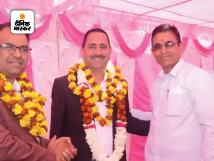 रणवीर बिजारणियां, सुभाष बिजारणियां और इनका बड़ा एजेंट गोपाल डूडवाल (सफेद कुर्ते में)।