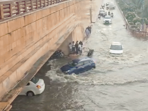 It rained heavily for about 2 hours in Lucknow. Marine Drive got waterlogged.