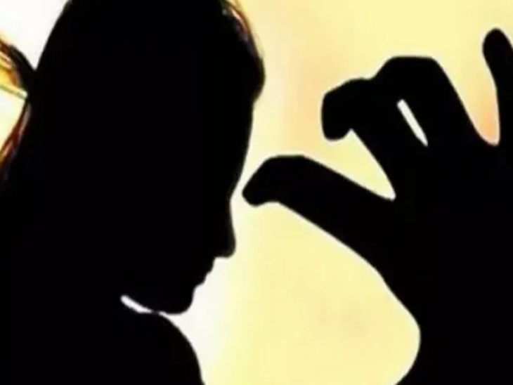 16 साल की लड़की ने अपने पिता पर रेप करने का आरोप लगाया है।
