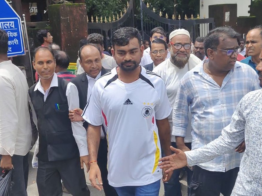 विधायक जयराम महतो ने भी कड़ा रुख अपनाया है। उन्होंने साफ शब्दों में कहा मैं फांसी पर चढ़ जाऊंगा, माफी नहीं मांगूंगा।