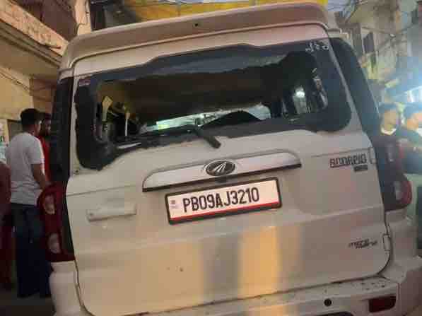 हादसे के बाद क्षतिग्रस्त स्कॉर्पियो कार, पीछे का शीशा पूरी तरह टूटा।