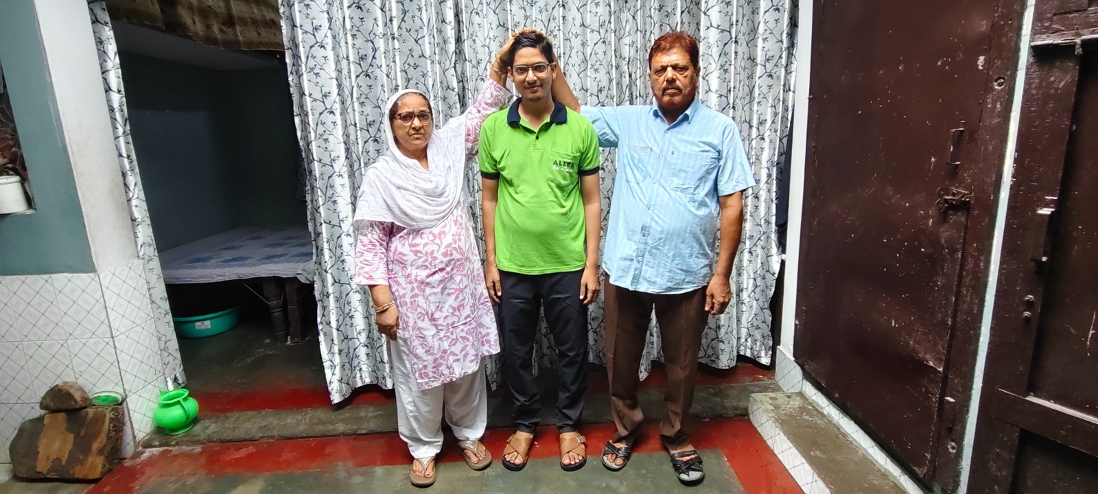 अल्ताफ हुसैन का जिसने 8वें प्रयास में नीट क्रेक की है। उसके 563 नंबर आए है।