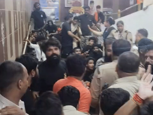 सुरक्षा गार्ड और कांवड़ियों के बीच धक्का-मुक्की भी हो गई।