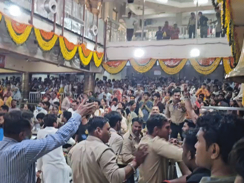सुरक्षाकर्मियों ने कावड़यों को रोकने के प्रयास किए, लेकिन वे नहीं माने।