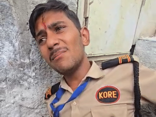 एक सुरक्षा गार्ड के पैर में चोट आ गई, वो गिर पड़ा।