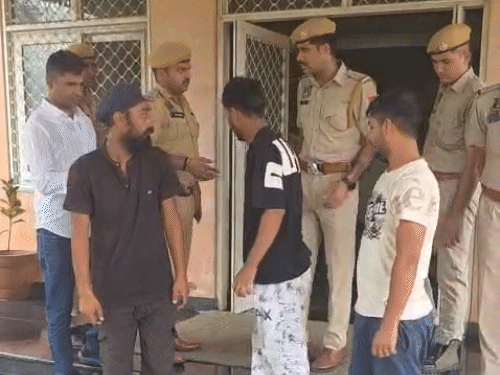 गिरफ्तार आरोपियों की पहचान सतवीर सिंह (28), मनबहादुर (20) और प्रदीप कुमार यादव (24) के रूप में हुई है।