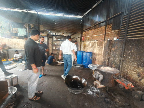 जयपुर सीएमएचओ की फूड सेफ्टी टीम ने बुधवार को दो स्वीट्स की दुकानों पर छापेमार कार्रवाई की।