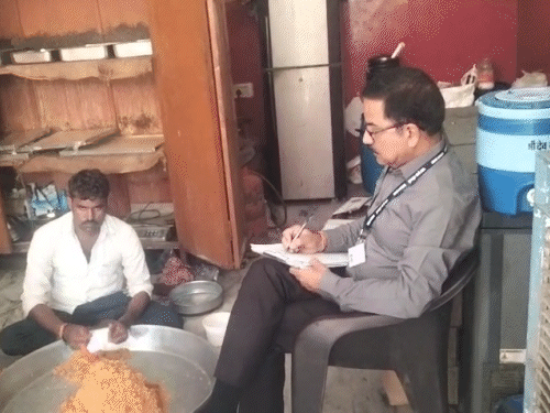 कार्रवाई करते हुए फूड सेफ्टी टीम का अधिकारी।