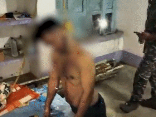 डाक बंगला परिसर में जरमुंडी विधायक देवेंद्र कुंवर के रसोइये की पंखे से झूलती लाश मिली।