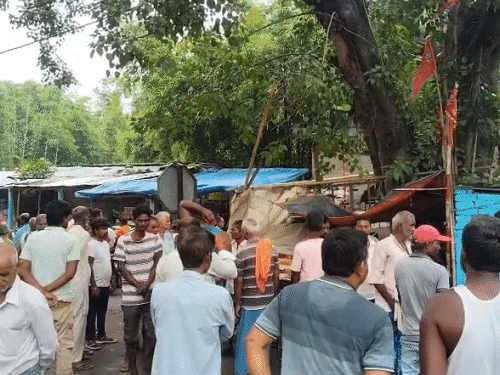 हादसे के बाद मौके पर लोगों की भीड़ जुट गई।