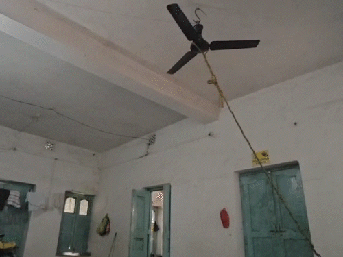सोनू के पैर बेड से टच थे। परिजन का कहाना है कि बॉडी को देखकर नहीं लगता कि उसने सुसाइड किया है।