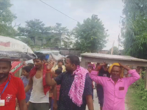 बाढ़ के खतरे को देखते हुए बगहा में लोग सारा सामान लेकर सुरक्षित स्थान पर जाते दिखे।