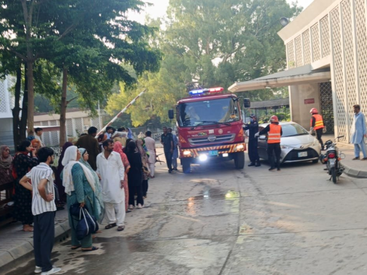 The picture is from outside PIMS Hospital, where fire brigade personnel and fire brigade vehicles reached the spot after the fire.