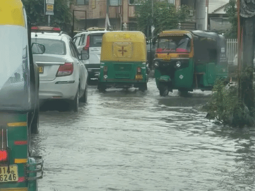 जयपुर में बुधवार को तेज बारिश के बाद सड़कों पर पानी भर गया।