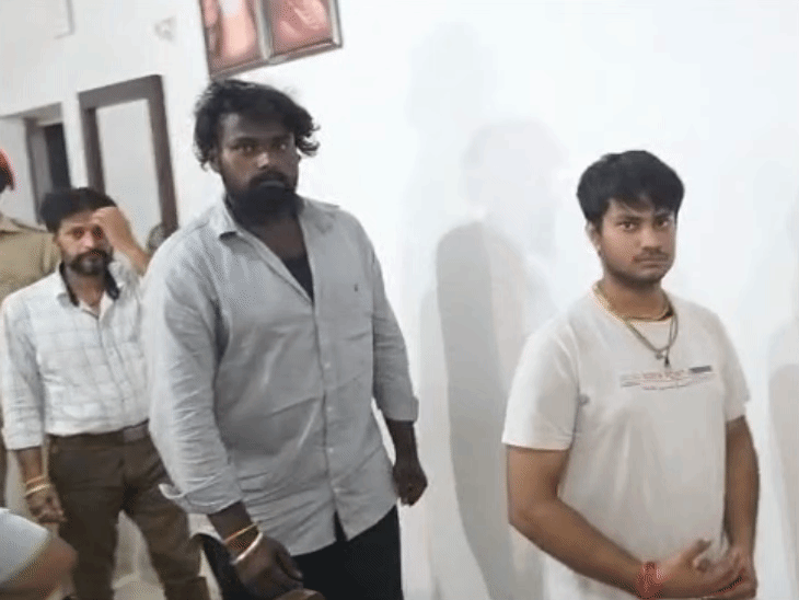 तीनों युवकों को उनके परिजनों के सुपुर्द करती पुलिस।