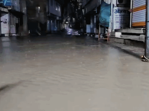 बारिश से सड़कें जलमग्न हो गईं, कई घरों में पानी भर गया। - Dainik Bhaskar