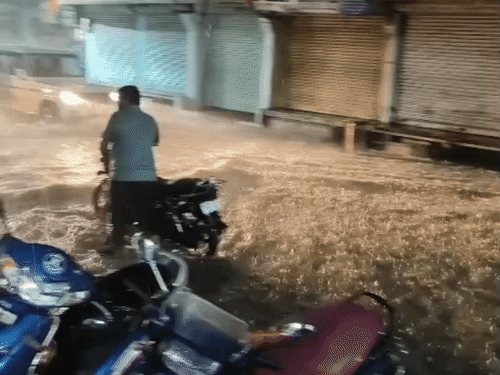मूसलाधार बारिश में सड़कों पर पानी भर गया।