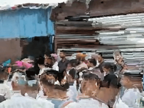 मालविंदर सिंह कंग लोगों की शिकायतों को सुनते हुए।