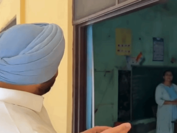 टीचर से बातचीत करते रवनीत सिंह बिट्टू।