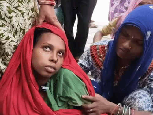मृतक की पत्नी अंजली मामले की जानकारी देते हुए।