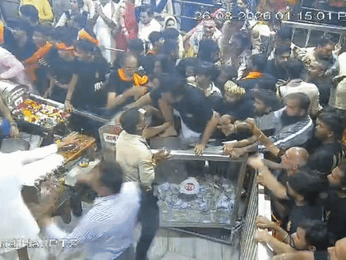 सुरक्षा गार्ड ने रोका तो कांवड़िए दान पेटी के ऊपर चढ़ गए।