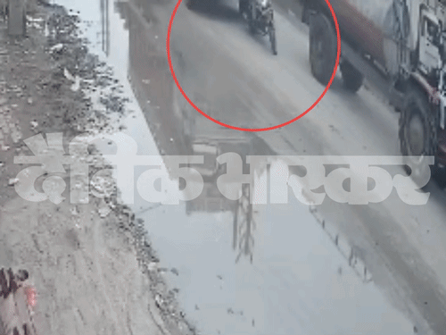 पुलिस कर्मियों के डंपर से कुचले जाने का वीडियो भी सामने आया है। इसमें दिखाई दे रहा है कि टक्कर लगने के बाद दोनों डंपर के पहिए के नीचे आ गए। - Dainik Bhaskar