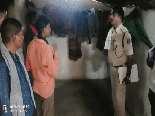 पुलिस आरोपी पति को घटनास्थल पर ले गई और पूछताछ की।