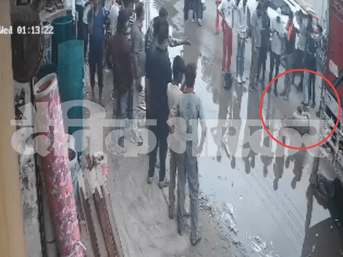 हादसे के बाद घटनास्थल पर लोगों की भीड़ जुट गई।