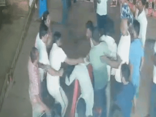 विवाद बढ़ने पर युवक ने भाजपा नेत्री के हाथ मरोड़े