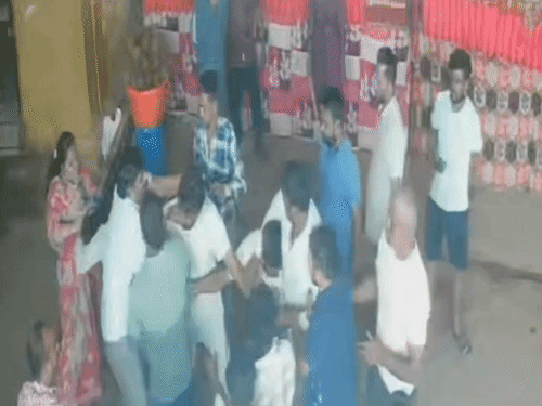 विवाद के दौरान दूसरे पक्ष की महिला ने भाजपा नेत्री के बाल पकड़कर खींचा।