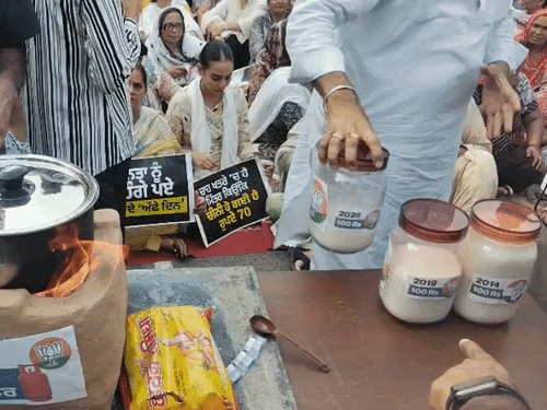 प्रदर्शन के दौरान चूल्हा जलाकर चाय बनाते हुए।