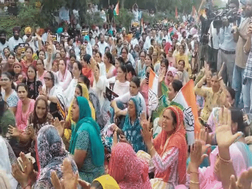 प्रदर्शन में काफी संख्या में आज महिला कांग्रेस वर्कर पहुंची हुई थी।