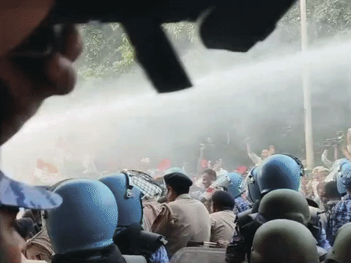 चंडीगढ़ में प्रदर्शन करते पंजाब कांग्रेस के प्रधान अमरिंदर राजा वड़िंग को पुलिस हिरासत में लेते हुए व चंडीगढ़ पुलिस वाटर कैनन प्रयोग करते हुए। - Dainik Bhaskar