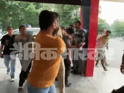 मृतका सोनिया के भाई सौरभ को दूर ले जाती पुलिस।