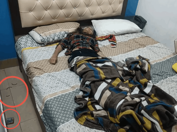 होटल के कमरे में युवती रूबी का शव बेड पर पड़ा मिला। पुलिस को बेड के पास कंडोम का पैकेट और टूटी चूड़ियां भी मिली हैं।