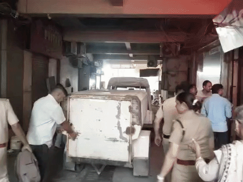 फोरेंसिक टीम ने भी मौके पर पहुंचकर सैंपल जुटाए।