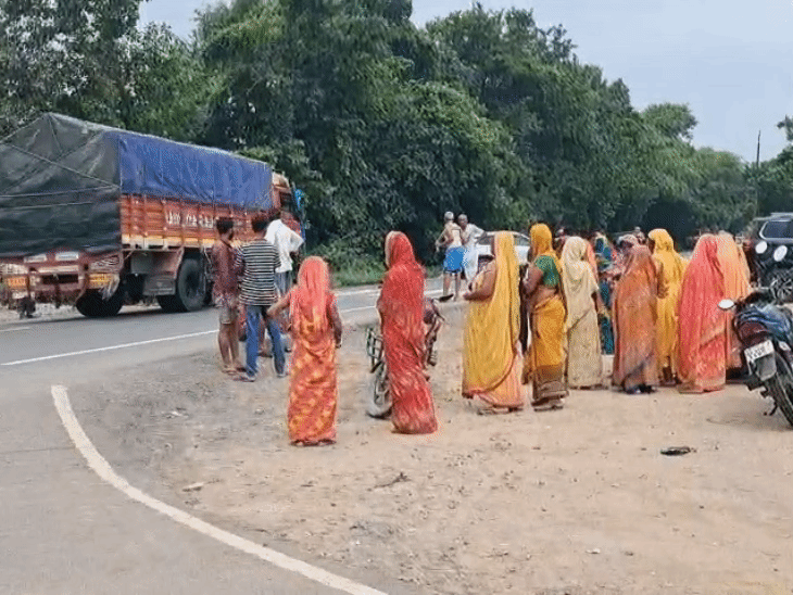 घर के बाहर जुटी भीड़।