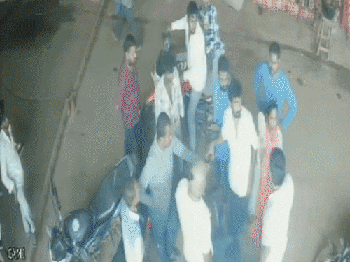 मां महामाया मंदिर के गेट के पास चोरी के पुराने विवाद को लेकर भाजपा से जुड़े 2 पक्ष आमने-सामने आ गए।