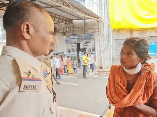लड़की ने भी अपना गला रेत लिया, हालांकि उसकी जान बच गई। पुलिस ने उससे पूछताछ की।
