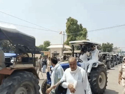 बैरिकेड्स तोड़ने के बाद किसानों की ट्रैक्टर रैली आगे बढ़ गई।
