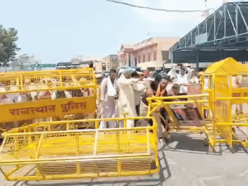 हनुमानगढ़ में टाउन धानमंडी के पास किसानों को रास्ता नहीं दिया गया तो उन्होंने बैरिकेड्स तोड़ दिए।