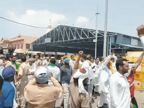 किसानों ने सरकार के खिलाफ जमकर नारेबाजी की।