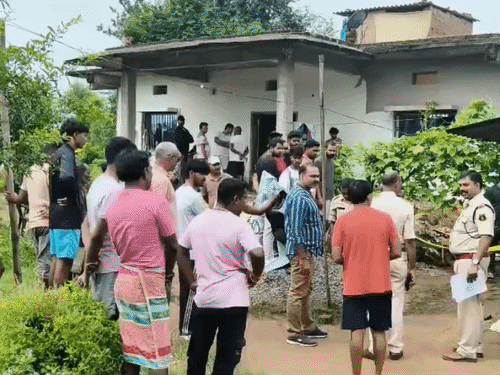 घटना की जानकारी मिलते ही मौके पर लोगों की भीड़ इकट्ठा हो गई।