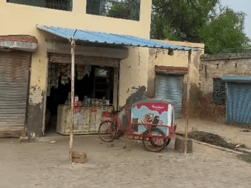 दुतारांवाली में लॉरेंस के घर का रास्ता पूछने पर दुकानदार ने मंदिर की तरफ जाने का रास्ता बताया।