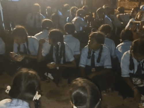 रात 12 बजे तक चले प्रदर्शन के दौरान बच्चों के लिए खाने की व्यवस्था भी की गई।